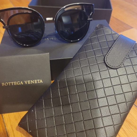 Bottega Veneta Authentic Black‑Silver Sunglasses – Luxury Designer Eyewear - Picture 2 of 3